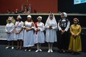 Sessão de homenagem encerrou com desfile sobre trajetória histórica das vestimentas dos profissionais de Enfermagem